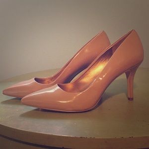 BCBG ecru pumps
